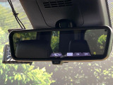 【デジタルインナーミラー】後席の大きな荷物や同乗者で後方が確認しづらい時でも安心!カメラが撮影した車両後方の映像をルームミラー内に表示。クリアな視界で状況の確認が可能です!