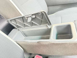 助手席シート下には便利な収納ボックスを装備。ちょっとした荷物やお出かけグッズの整理に役立つ、コンテならではの使い勝手です