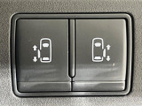 【両側パワースライドドア】スマートキーや運転席のスイッチで後席両側スライドドアの開閉が可能♪電動だから力を入れてドアを開ける必要が無く、小さなお子様でも簡単に開け閉めでき快適です♪