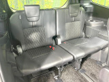【ハーフレザーシート】高級感と座り心地を両立した人気のシート♪背面・座面のファブリック素材は、通気性の良さや滑りにくさに優れています。気温や服装に左右されず快適にお乗りいただけます。