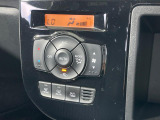 【オートエアコン】一度お好みの温度に設定すれば、車内の温度を検知し風量や温度を自動で調整。暑い&hellip;寒い&hellip;と何度もスイッチ操作をする必要はありません。快適な車内空間には必須の機能ですね♪