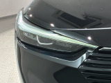 LEDヘッドライトは、点灯の瞬間から最大光量を発揮し、突然暗くなるトンネルなどでの安定感を高めます。