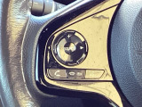 ステアリングのスイッチで通話操作が可能。手を離さずに使えるので安心して運転できます。