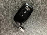 スマートキー機能を有しています!ドアロックの開閉やエンジン始動時にキーをポケットやカバンなどに携帯していればキーを挿さなくてもそのまま手ぶらで可能です!!キーは1つでのお渡しです。