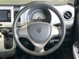 インテリアに合わせたデザインのステアリングは、運転される方のことも考え、運転しやすい形状、大きさです。是非一度、実際に触ってお確かめください。