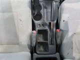 ドリンクホルダーを装備し、車内で小物収納にも便利です。