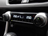 車内の温度管理に便利なオートエアコン☆