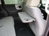 運転席シートバックテーブル付きです