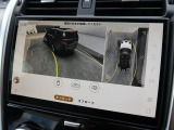 【3Dサラウンドカメラ】周囲の安全確認をアシストする機能です。3D車外ビュー、360&deg;オーバーヘッドビューを 利用して、狭いスペースでも安心、スムーズに運転操作ができます。