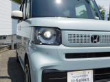 LEDヘッドランプです。夜間の走行でも明るく道路を照らします。