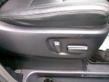 パワーシート搭載。微妙な調整が手軽にでき、ピッタリのポジションで運転することが可能です。
