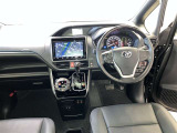 運転席周りのレイアウトをご覧ください。ナビゲーションが綺麗に装着されすっきり収まってますね!