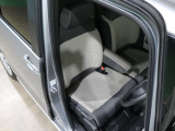 程よい硬さとホールド性が高いシートで長時間運転も快適です。