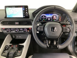 【ハンドル】運転にかかわる様々な操作を安全に行えるように視点移動が少なく操作性に配慮されたスイッチ類が凝縮されたコックピットです。
