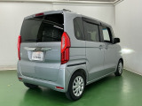 後席の窓には外から車内が見えにくくなるプライバシーガラスを採用。周りを気にせずリラックスして過ごせます