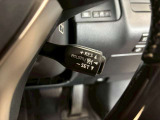 【レーダークルーズコントロール】ミリ波レーダーが車間距離を測って設定車速内で車速に比例した車間距離を保ちながら追従走行する装置で近づきすぎたときは自動でブレーキし、離れすぎたときには自動増速もする。