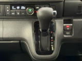 CVT車のセレクトレバーです。低速から高速まで、変速ショックのないスムーズな走りと、エンジン効率のよい領域を維持して燃費にも貢献します。サイドブレーキはスイッチ操作の電子制御パーキングブレーキ。