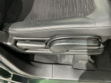シートハイトアジャスターが付いているので運転姿勢を調整するのに便利ですね。身長に合ったシートポジションは安全運転や疲労軽減にもつながります。