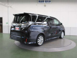 リヤサスペンションは、高級車の定番ダブルウィッシュボーンを採用。優れたコーナリングと乗り心地を実現。