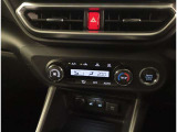 お車のキーはスマートキーです。キーを身につけた状態で車に近づき、ドアロックの解錠や施錠操作が出来ます。雨の日など両手がふさがっている時など、とっても便利ですね。