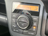 【オートエアコン】一度お好みの温度に設定すれば、車内の温度を検知し風量や温度を自動で調整。暑い&hellip;寒い&hellip;と何度もスイッチ操作をする必要はありません。快適な車内空間には必須の機能ですね♪