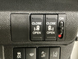 【両側パワースライドドア】両側がパワースライドドアになっており、運転席のスイッチやスマートキーでも開閉が可能です!開口部も広いので乗り降りも楽々♪
