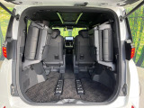 【パワーバックドア】スマートキーや運転席のボタンを押すだけでリアゲートが自動で開閉します!荷物を持っている時や、高い位置にあるバックドアを閉める際に便利な機能です♪