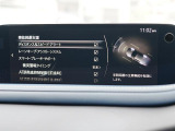こちらのお車には先進安全装備が多数搭載されています。衝突被害を回避あるいは軽減するためのブレーキや、後方死角からの接近警報、車線逸脱を防止する警報装置など、詳しくはスタッフまでお尋ねください。