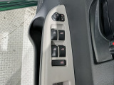 狭い駐車場で便利な電動格納ドアミラーが付いています。