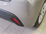 コーナーセンサーを車の前後に装備。障害物との距離に応じて、警告音を変えてお知らせしてくれます。