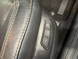 【運転席ポジションメモリー付パワーシート】ワンタッチで記憶させていたシートの前後・リクライニングはもちろん、シートリフターも備えます☆快適なドライブをお楽しみ下さい♪