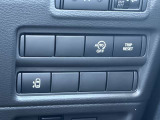 左側オートスライドドアの開閉スイッチが運転席にあるので、運転席に座ったままスライドドアの開閉が可能です◎荷物を持ったままドアを開けるとき、人を迎えに行ったとき想像してください。。。便利ですよね!