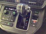 インパネシフトを採用しているので、前席の足元も広々としています。運転席と助手席の行き来もスムーズです!