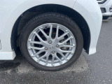 【純正ホイール】純正設計ならではの美しいデザインと精密な仕上げで、車両全体のスタイリングを引き立てます。