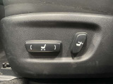 【パワーシート】電動でシートポジションの変更が可能です。手動式より細かくシート設定が可能ですのでより快適な姿勢でドライブを楽しんで頂けるでしょう。