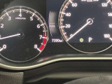 視認性に優れたメーターを採用しており、走行中でも車速や情報が分かりやすく表示されます。運転時の視線移動をむりのない範囲に抑え、快適で安心感のあるドライブをサポートします。