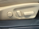 【パワーシート】電動でシートポジションの変更が可能です。手動式より細かくシート設定が可能ですのでより快適な姿勢でドライブを楽しんで頂けるでしょう。