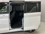 左側電動スライドドアは、子供の送り迎えの際に運転席からドアの開閉ができるので便利です。ルーフが高いので大人のかたの乗り降りもしやすいですよ★