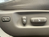 【パワーシート】電動でシートポジションの変更が可能です。手動式より細かくシート設定が可能ですのでより快適な姿勢でドライブを楽しんで頂けるでしょう。