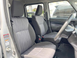 運転席まわりには十分なスペースがあり、大柄な方でもゆったり運転していただける環境です。