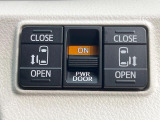 【両側パワースライドドア】スマートキーや運転席のスイッチで後席両側スライドドアの開閉が可能♪電動だから力を入れてドアを開ける必要が無く、小さなお子様でも簡単に開け閉めでき快適です♪