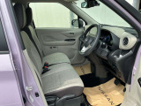 運転席まわりです。実際に座ってみて、乗り心地を体験してみてください。