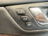 【運転席ポジションメモリー付パワーシート】ワンタッチで記憶させていたシートの前後・リクライニングはもちろんシートリフターも備えます☆快適なドライブをお楽しみ下さい♪
