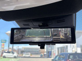 スマートルームミラーも付いています。後方ピラーや荷物、後席に同乗している方や曇りなど視界が遮られた場合でも後方カメラからの映像で安全確認をすることができます。
