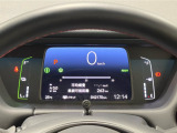 デジタル表示のスピードメーターとタコメーター、燃費やオドメーターなどの表示の他に、ホンダセンシング機能などの表示もできる多機能なマルチインフォメーション・ディスプレイです。