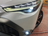 【LEDヘッドライト】悪天候や夜間走行時も良好な視界を確保し安心して運転できる高輝度LEDヘッドライトを装備!点灯速度が早く、消費電力も抑えられています。