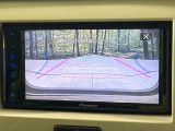【バックカメラ】駐車時に後方がリアルタイム映像で確認できます。大型商業施設や立体駐車場での駐車時や、夜間のバック時に大活躍!運転スキルに関わらず、今や必須となった装備のひとつです!
