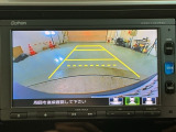 リバースギアに入れるだけで後方の表示へ切り替わります。夜間や雨の日の駐車も楽になりますよ。