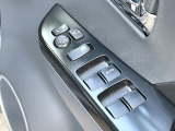 【電動格納ミラー】サイドミラーは電動格納式となっており、狭い駐車場でもキズがつくリスクを抑えられます。