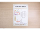 【車両検査証明書】店頭にて、クルマの状態が一目で分かる査証明書を公開中。トヨタ認定検査員が厳しく検査し、状態を点数と図解で表示しています。修復歴はもちろん、傷やヘコミの箇所や程度がご確認いただけます。